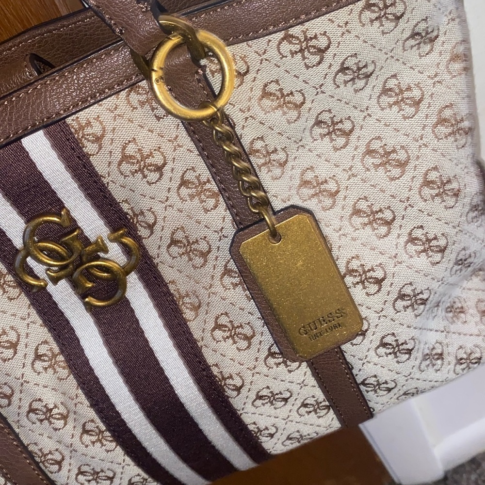 NWOT GUESS PURSE WITH KEY RING - Picture 2 of 7